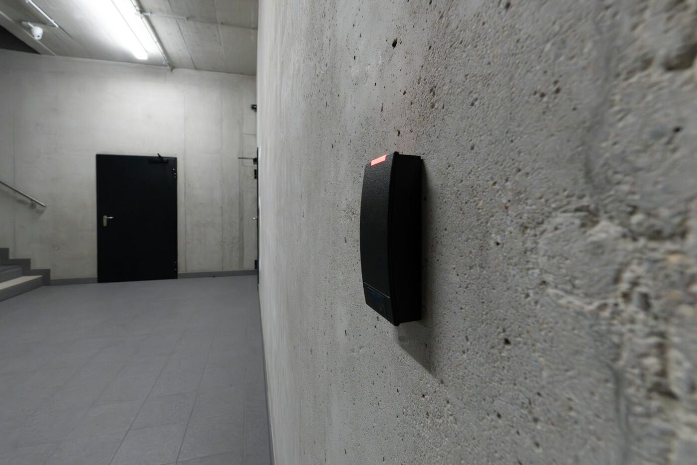 Modern RFID kart okuyucu duvarda — kartlı geçiş kontrol