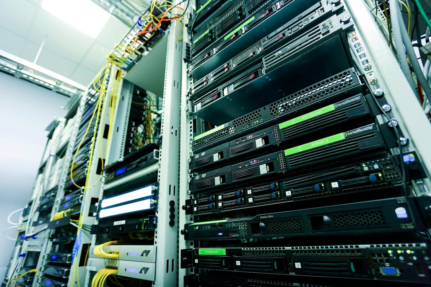 Server rack ve yapısal kablolama — network kurulum
