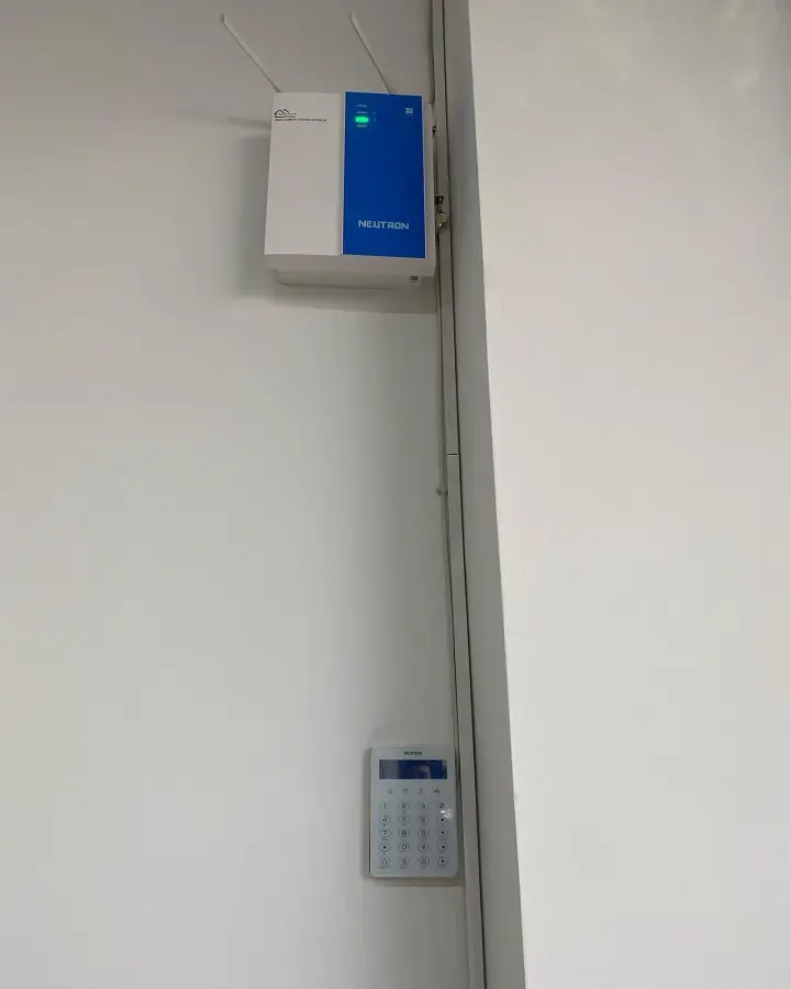 Lock Teknoloji tarafından duvara monte edilen kablosuz alarm paneli ve şifreli tuş takımı
